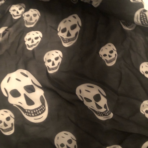Skull Scarf Alexander McQueen"VIBE"plus Haven't found the purse to put this on! - Picture 8 of 13